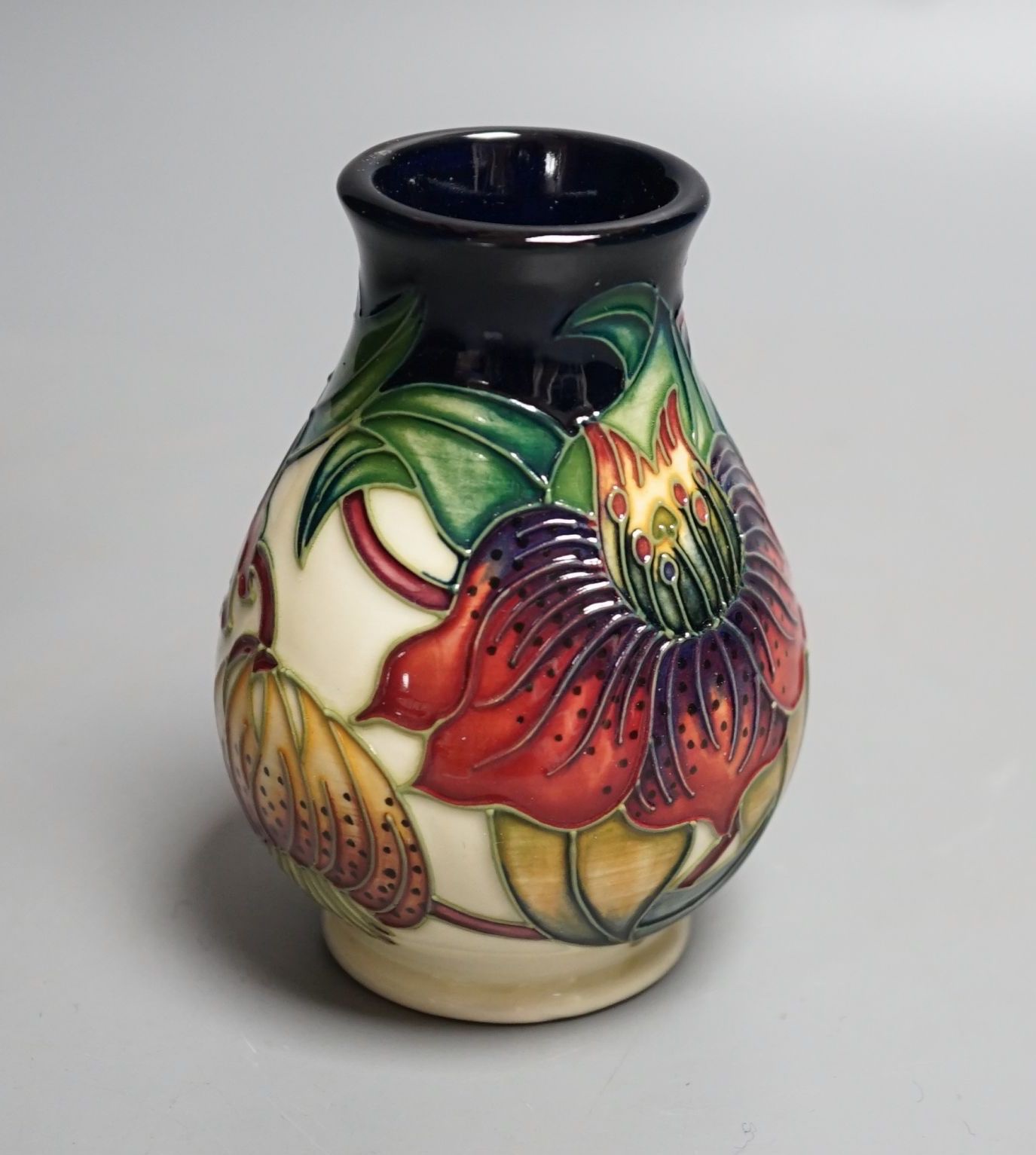 A small Moorcroft Anna Lily pattern vase marked 860 to base 10cm